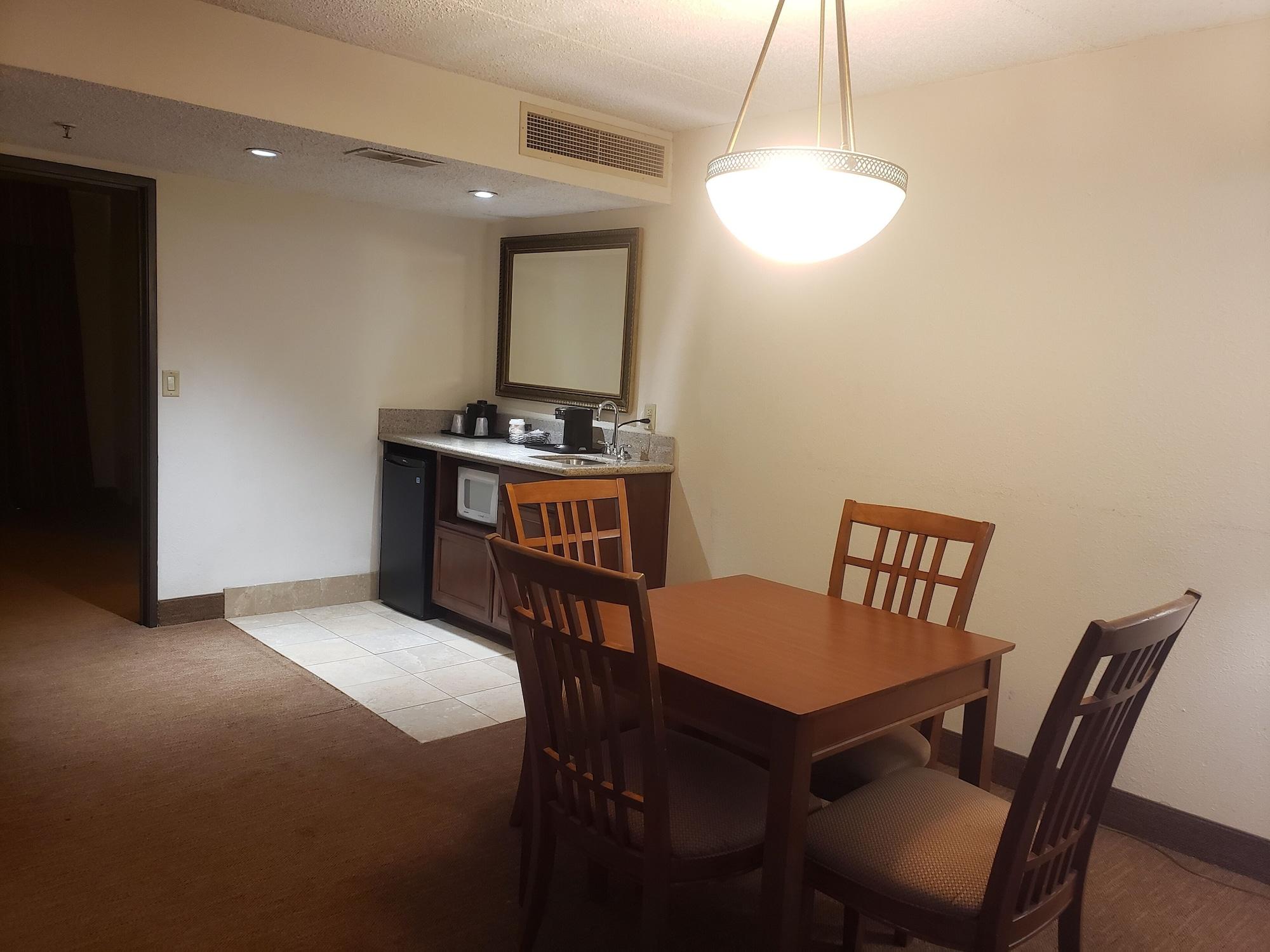 Tulsa Square Hotel Central, I-44 By Oyo Екстер'єр фото