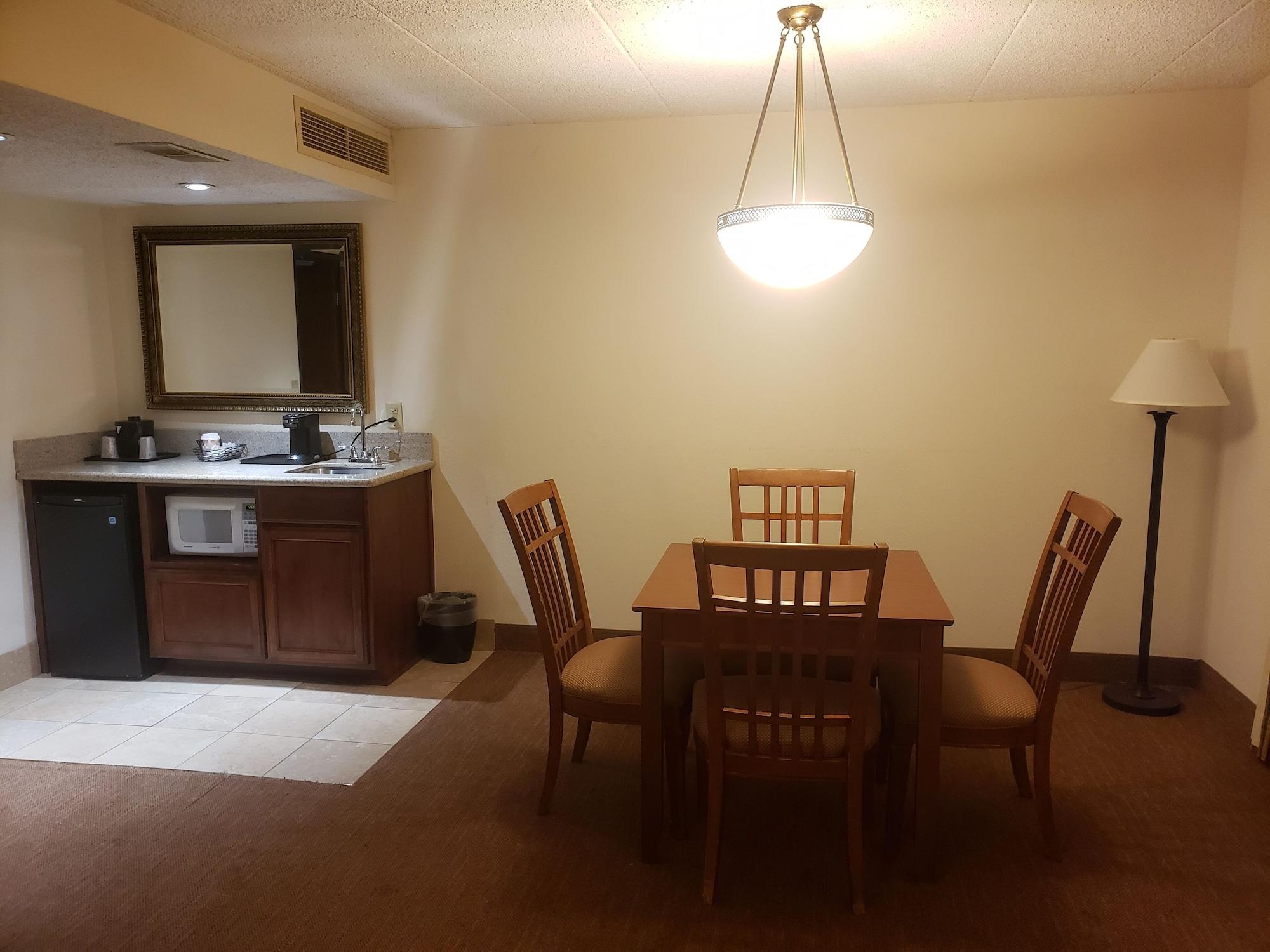 Tulsa Square Hotel Central, I-44 By Oyo Екстер'єр фото
