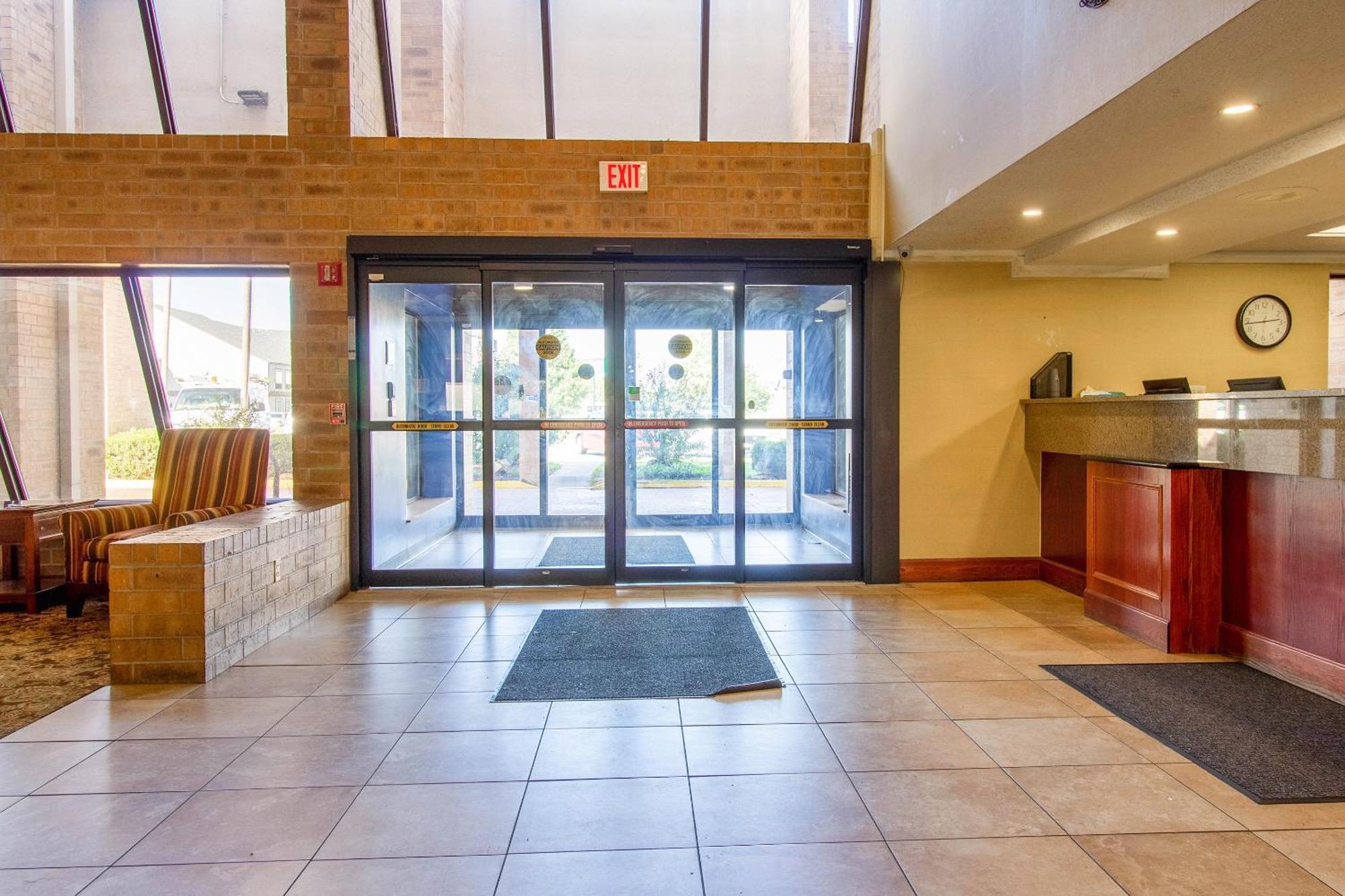 Tulsa Square Hotel Central, I-44 By Oyo Екстер'єр фото