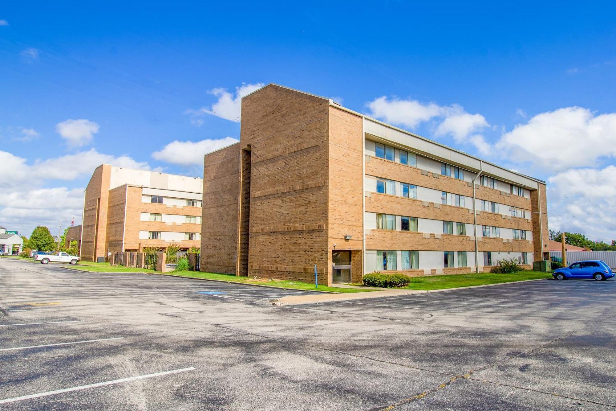 Tulsa Square Hotel Central, I-44 By Oyo Екстер'єр фото